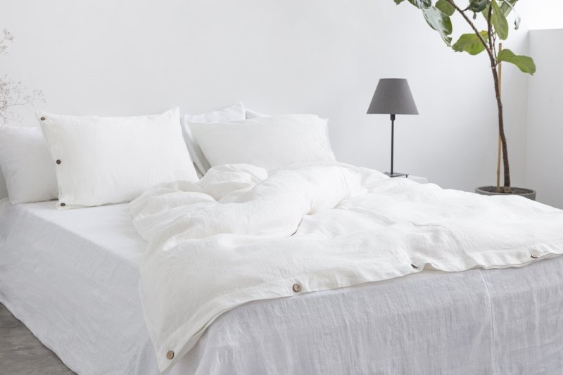 White linen bedding set with coconut buttons - Bedding sets with buttons - British D'sire