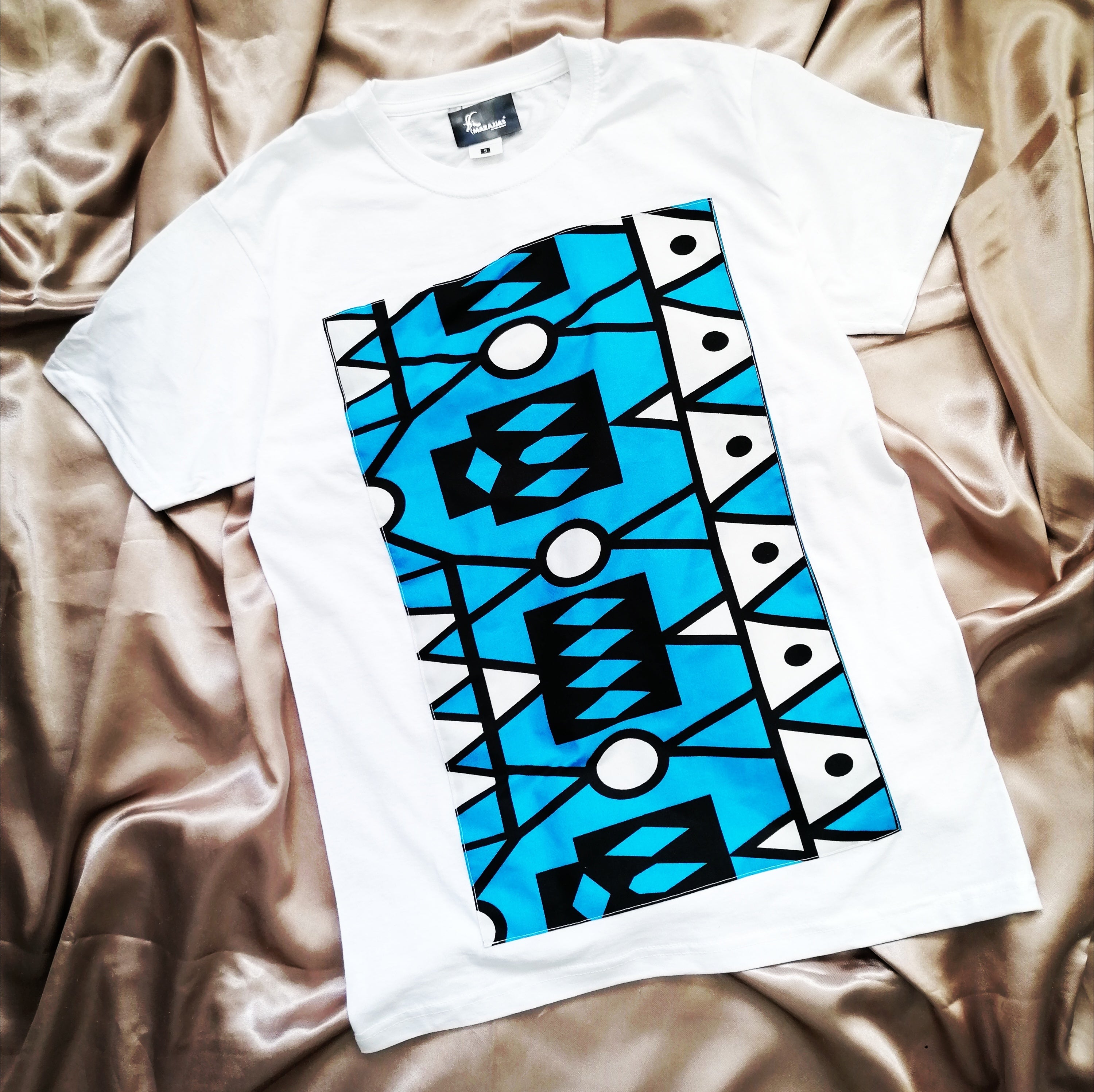 T-shirt in White with blue Samakaka print - British D'sire